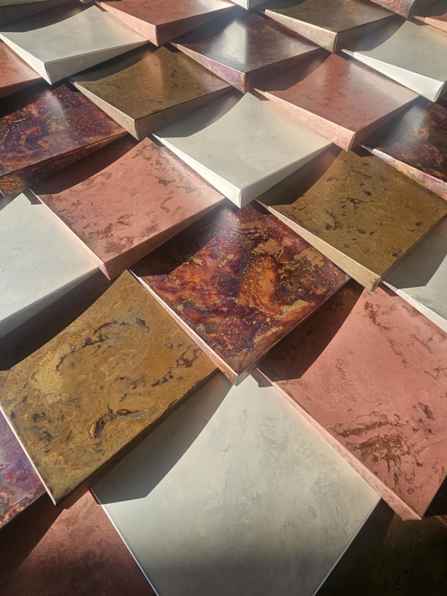 投稿についてもっと詳しく 【板金×アート】金属の表情で空間を彩る。独自ブランド「DyversityPanelⓇ」が描く新しい世界